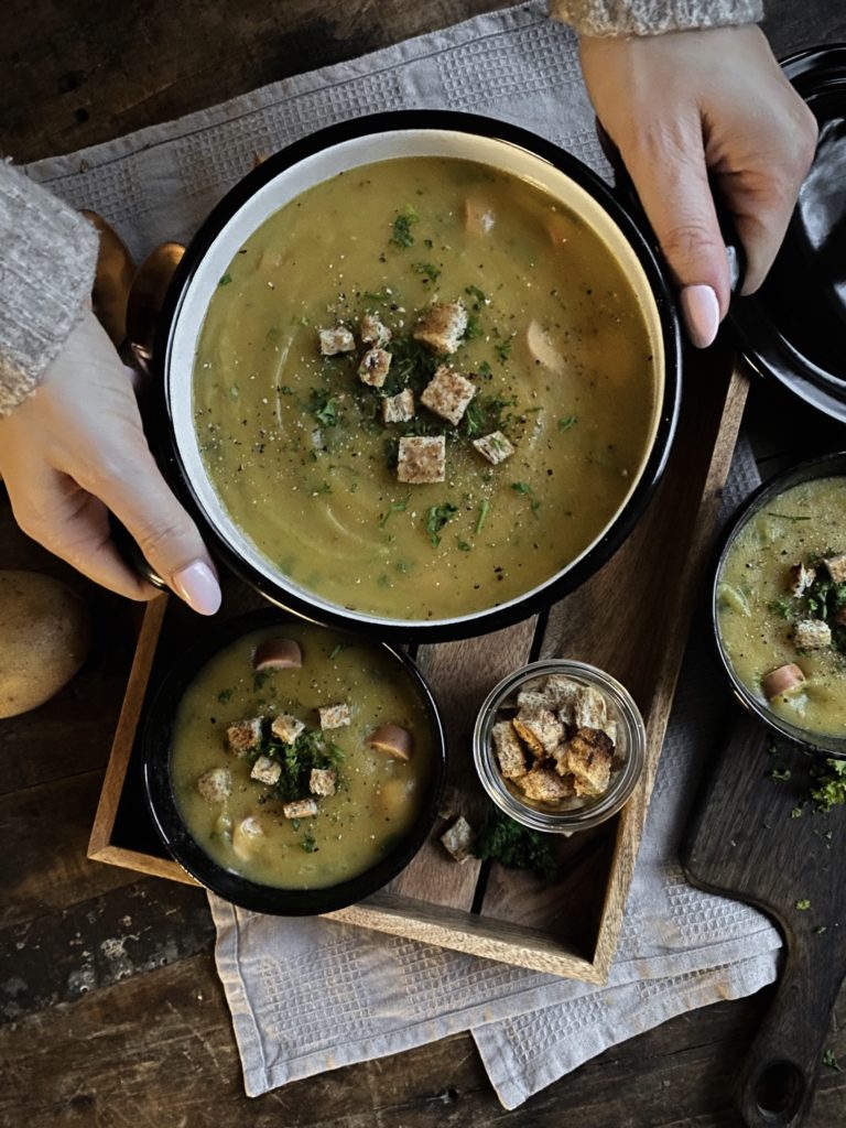 Cremige Kartoffelsuppe mit Würstchen und Croûtons